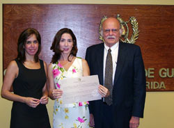 La cónsul general de Guatemala en Miami, Beatriz Illescas (izq.), Aileen Josephs y Samuel Hairston celebran el nombramiento.