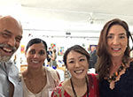 A la izquierda, con el artista y propietario de The Box Gallery, Rolando Chang Barrero