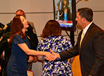 La Cónsul Honoraria de Guatemala, la abogada Aileen Josephs recibe el reconocimiento por parte del Superintendente del Distrito Escolar de Palm Beach, Robert M. Avossa.