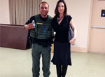 Sargento Cárdenas de la oficina del Sheriff del Condado Palm Beach con la Cónsul Honoraria de Guatemala, la abogada Aileen Josephs