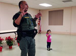 El sargento Cárdenas presenta los programas comunitarios que tiene la oficina del Sheriff